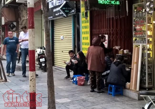 Sau đợt ra quân, vỉa hè Hà Nội duy trì sự trật tự 'lẽ ra phải có từ lâu nay' ảnh 1